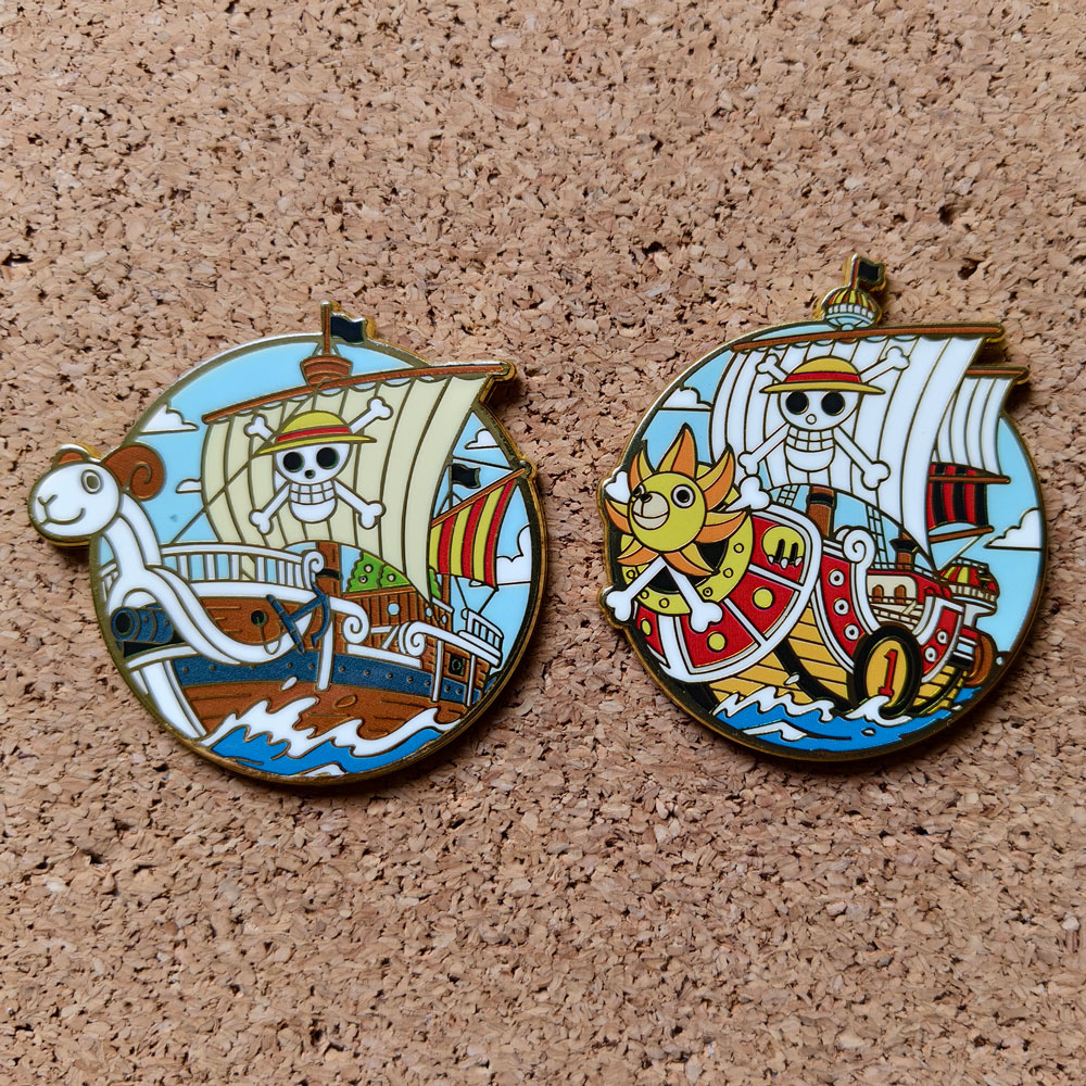 Tuxedo Lapel Pin - 美しい船のデザインのハードエナメルピン、ラペルピン。男女兼用。服に付けるブローチ、かわいいバッジ、金属製のアクセサリー。ファンへのプレゼントに最適。
