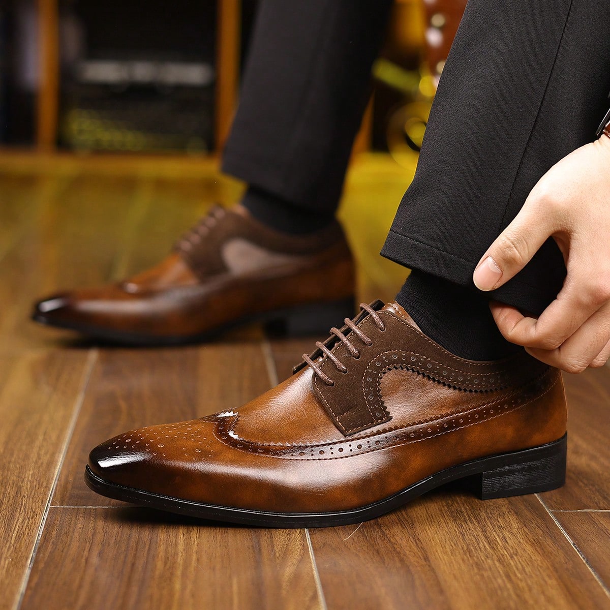 Formal Men Daily Wear Footwear - メンズ用、ウィングチップ・ブローグデザインのレースアップドレスシューズ。パンチング加工を施したフェイクレザーを使用した、フォーマルなビジネスシーンに最適な靴。滑りにくく、耐久性に優れたメンズ用靴。結婚式、オフィスでの通勤、ビジネスイベント、社交の場、そして一日中履けるフォーマルからカジュアルまで幅広く活躍します。