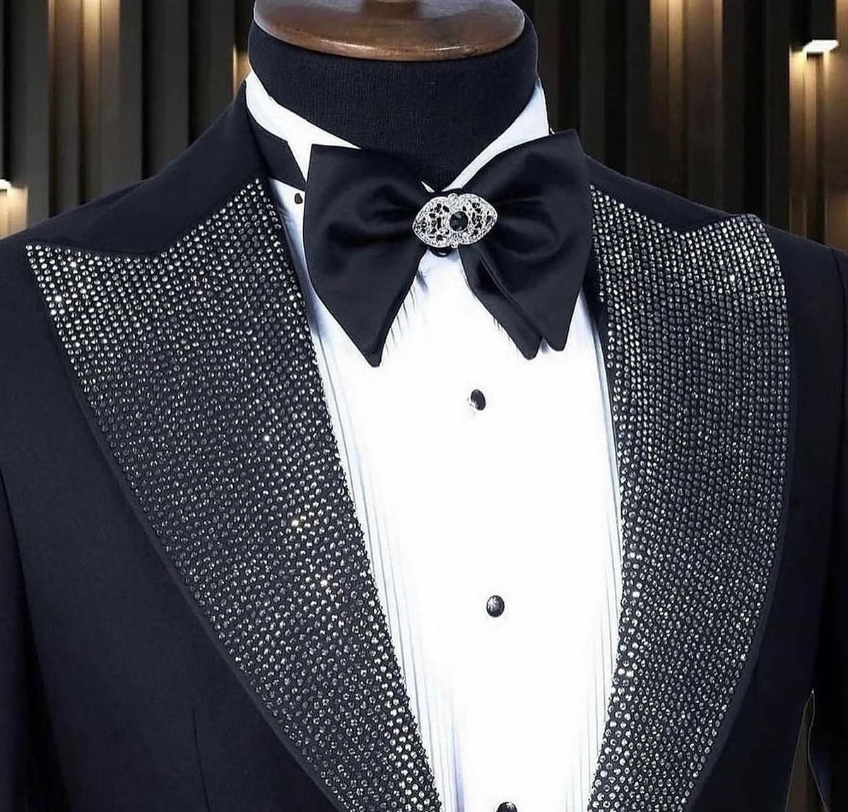 Men Formal Wear Modern - フォーマルな男性用タキシード、ビーズ付き2ピースジャケットパンツ、ウェディングスーツ、ビジネス、ピークドラペル、スリムフィット、イブニング、新郎用、パーティー用、カスタムメイド